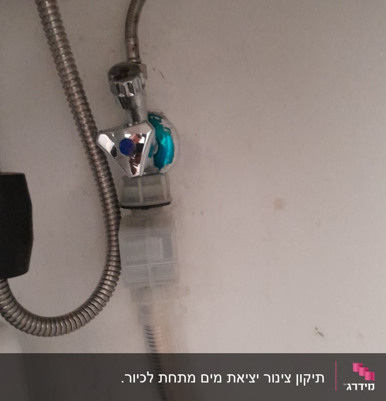 צינור מתכת עם ברז וכבל פלסטיק